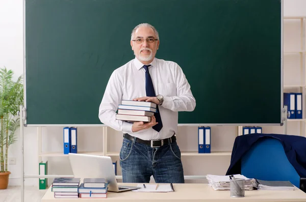Professor do sexo masculino envelhecido na frente do quadro — Fotografia de Stock