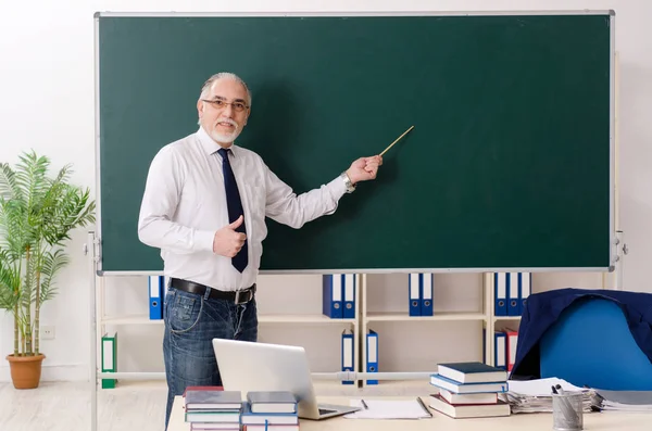 Profesor varón envejecido frente a pizarra —  Fotos de Stock