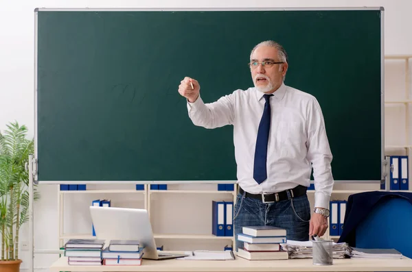 Profesor varón envejecido frente a pizarra —  Fotos de Stock