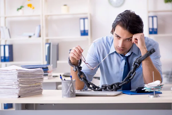 Jonge mannelijke zakenman werknemer ongelukkig met overmatig werk — Stockfoto