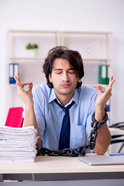 Ung man affärsman anställd missnöjd med överdrivet arbete — Stockfoto