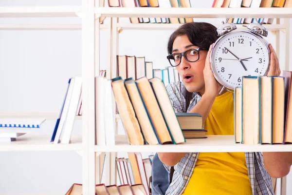 Mannelijke student bereidt examens in de bibliotheek voor — Stockfoto