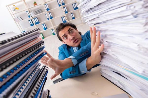 Junger gutaussehender Geschäftsmann unzufrieden mit exzessiver Arbeit — Stockfoto