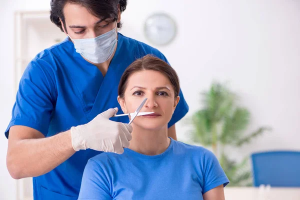 Donna in visita medico maschile per la chirurgia plastica — Foto Stock