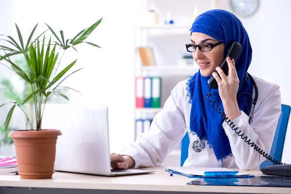 Klinikte çalışan Arap kadın doktor. — Stok fotoğraf