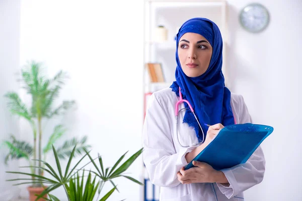 Arabische Ärztin arbeitet in der Klinik — Stockfoto