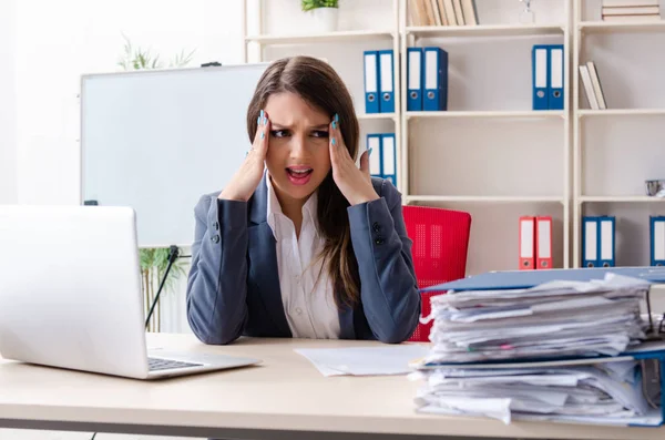 Vacker kvinnlig anställd missnöjda med överdriven arbete — Stockfoto