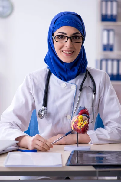 Klinikte çalışan Arap kadın doktor. — Stok fotoğraf
