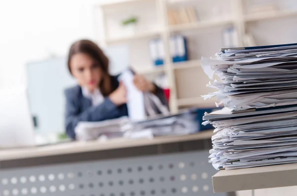 Bela funcionária infeliz com excesso de trabalho — Fotografia de Stock