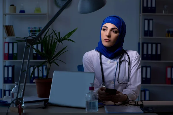 Arabische Ärztin arbeitet nachts in der Klinik — Stockfoto