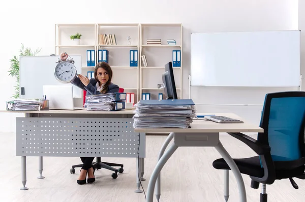 Schöne weibliche Angestellte unzufrieden mit exzessiver Arbeit — Stockfoto