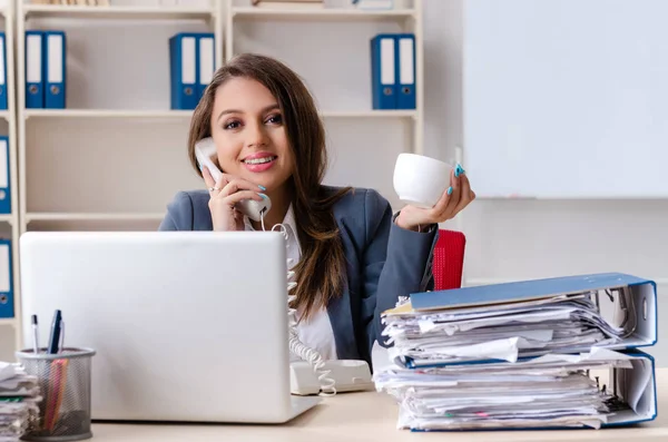 Bella dipendente donna infelice con il lavoro eccessivo — Foto Stock