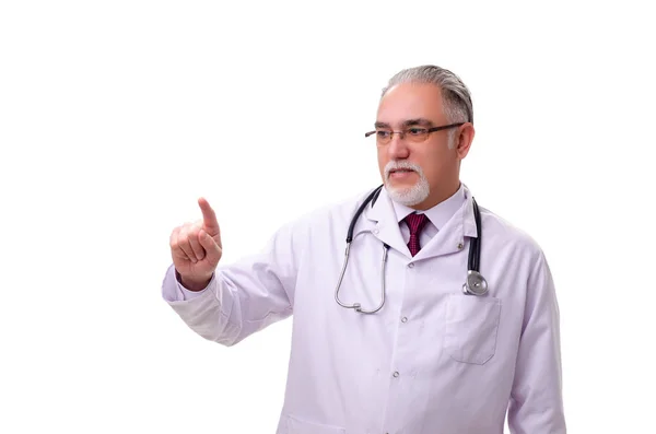 Alte männliche Arzt isoliert auf weiß — Stockfoto
