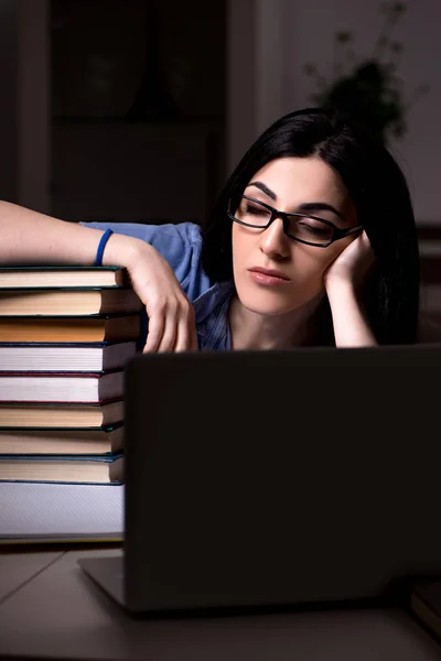 Junge Studentin bereitet sich nachts auf Prüfungen vor — Stockfoto