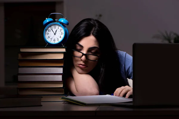 Junge Studentin bereitet sich nachts auf Prüfungen vor — Stockfoto