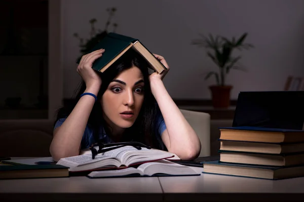 Giovane studentessa che si prepara per gli esami di notte — Foto Stock