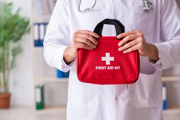 Médico masculino com saco de primeiros socorros — Fotografia de Stock