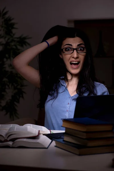 Jovem estudante se preparando para exames à noite — Fotografia de Stock