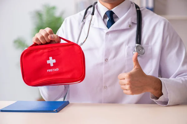 Male doctor with first aid bag — Stock Photo, Image