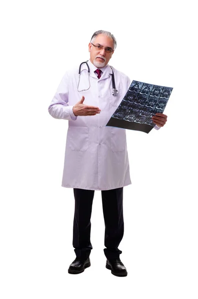 Viejo médico masculino aislado en blanco — Foto de Stock