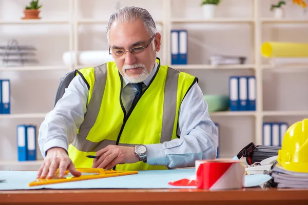 Ingeniero de construcción de edad trabajando en la oficina — Foto de Stock