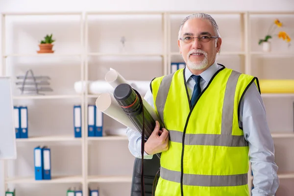 Aged construction engineer working in the office — Stock Photo, Image