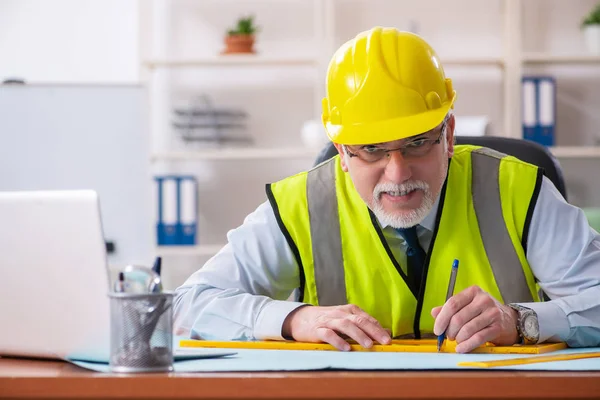 Ingegnere edile anziano che lavora in ufficio — Foto Stock