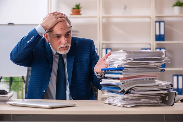 Ältere männliche Angestellte bei der Arbeit im Büro — Stockfoto