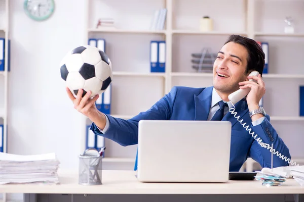 在办公室里拿着足球的年轻英俊的商人 — 图库照片