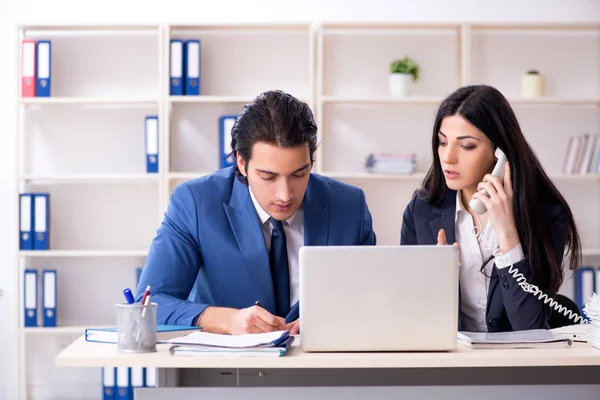 Due dipendenti che lavorano in ufficio — Foto Stock