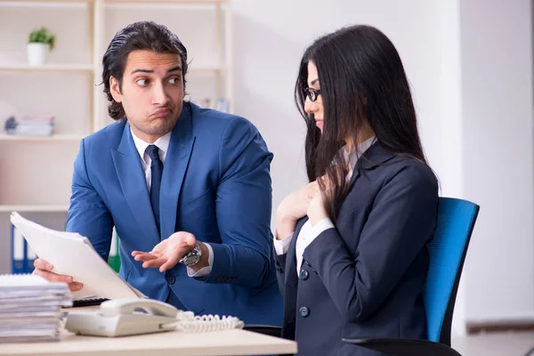 Dos empleados que trabajan en la oficina — Foto de Stock