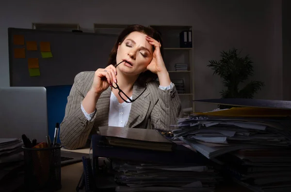 Dipendente femminile che soffre di lavoro eccessivo — Foto Stock