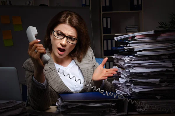 Empleada que sufre de exceso de trabajo —  Fotos de Stock