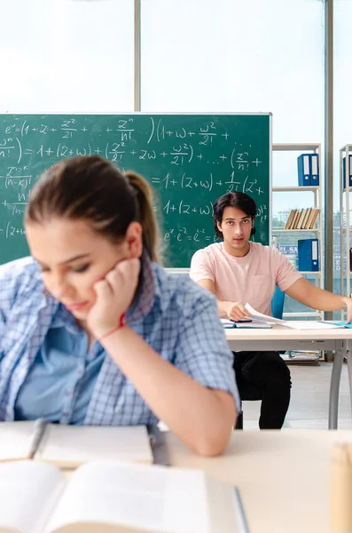 Jonge studenten die het examen wiskunde in klas — Stockfoto