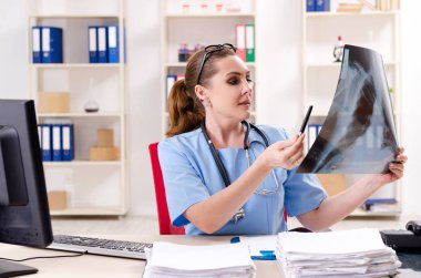 Klinikte çalışan kadın doktor radyolog 