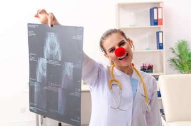 Klinikte çalışan komik kadın doktor. 