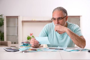 Bütçe planlama konseptinde beyaz sakallı yaşlı adam 