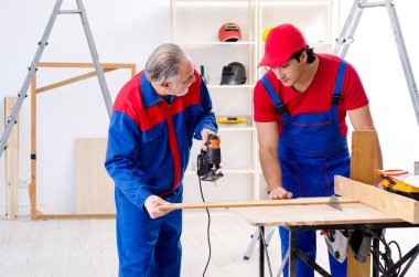 İki profesyonel Müteahhitler evde parke döşeme  