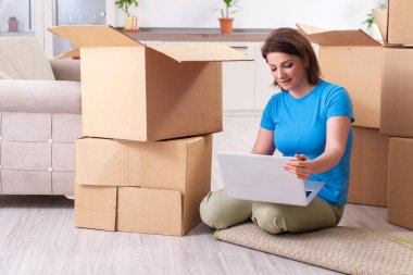 Yeni daire için hareketli orta yaşlı bir kadın 