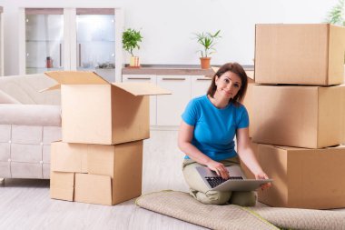 Yeni daire için hareketli orta yaşlı bir kadın 