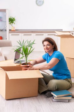 Yeni daire için hareketli orta yaşlı bir kadın 