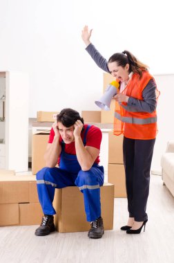 Profesyonel nakliyeciler evde yer değiştiriyor. 