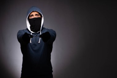 Gri arka plan üzerinde başlık genç gangster 