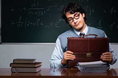 Kara tahta önünde genç matematik öğretmeni