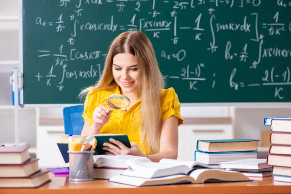 Joven estudiante delante de la pizarra — Foto de Stock