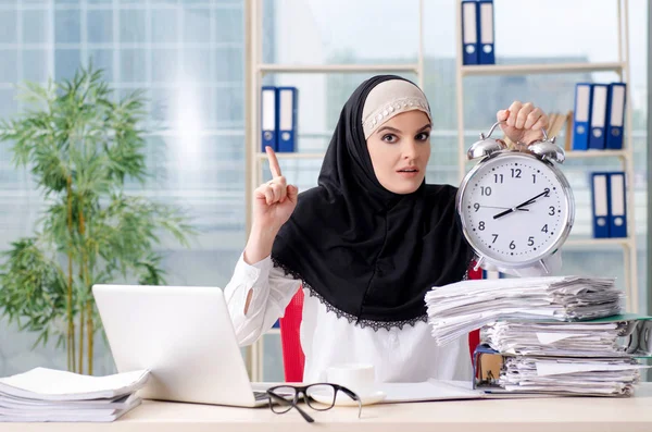 Mujer musulmana empleada que trabaja en la oficina — Foto de Stock