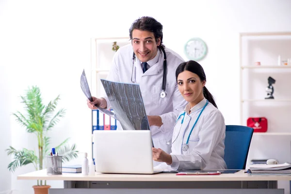 Dwóch młodych lekarzy pracujących w klinice — Zdjęcie stockowe