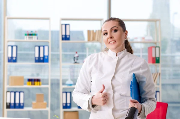 Vrouwelijke biotechnologie wetenschapper chemicus werken in het lab — Stockfoto