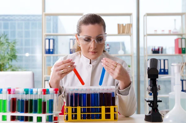 Química feminina a trabalhar no laboratório médico — Fotografia de Stock