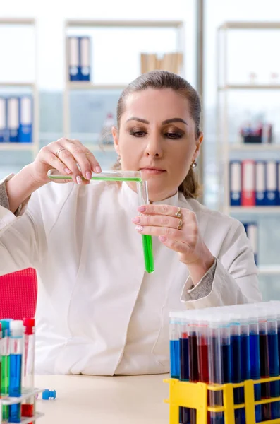 Female chemist working in medical lab — Stock Photo, Image